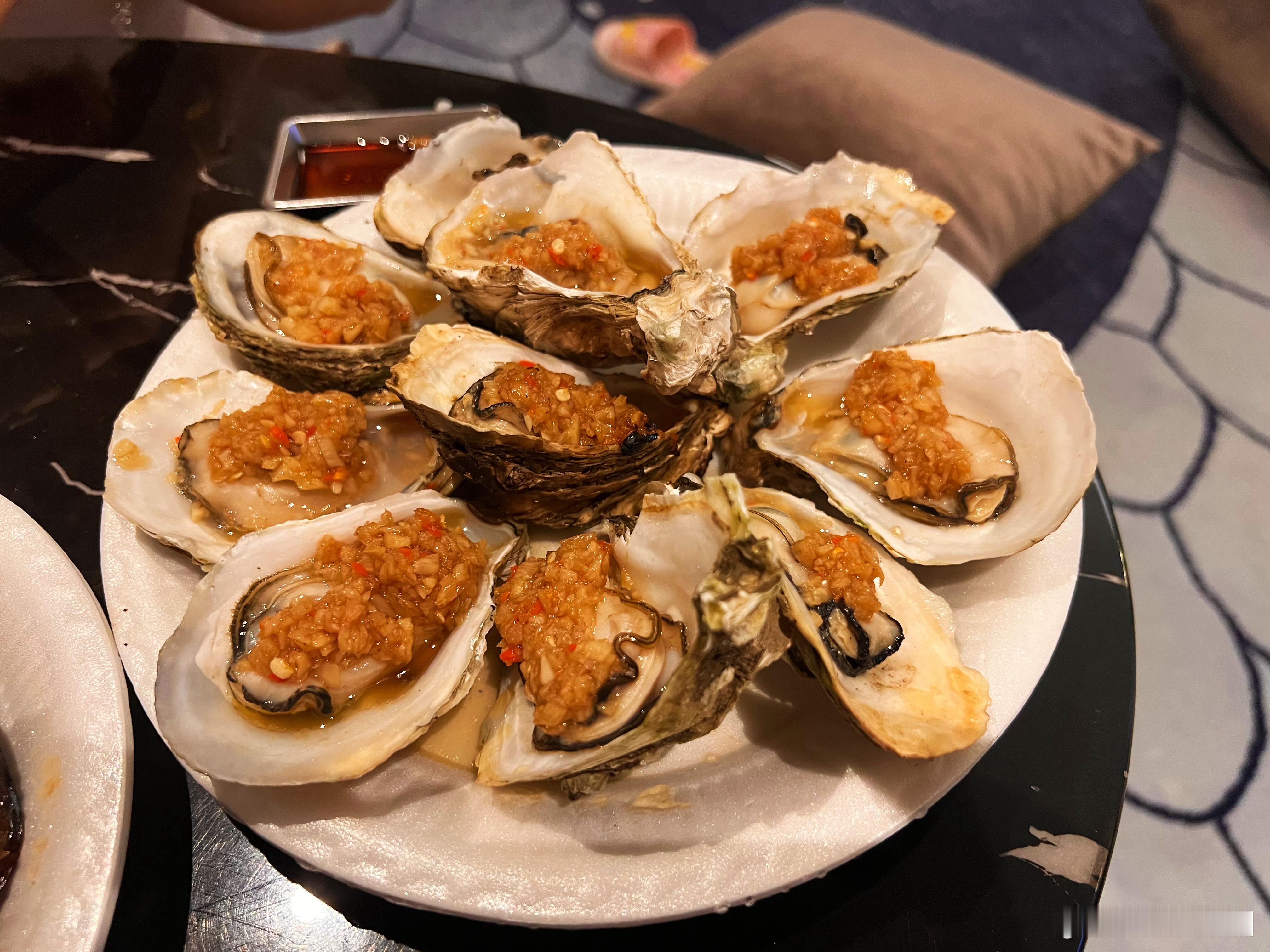 市区里的外卖应该算比较贵的了吧，这两份小海鲜加起来40多点，然后好好吃…… 北海