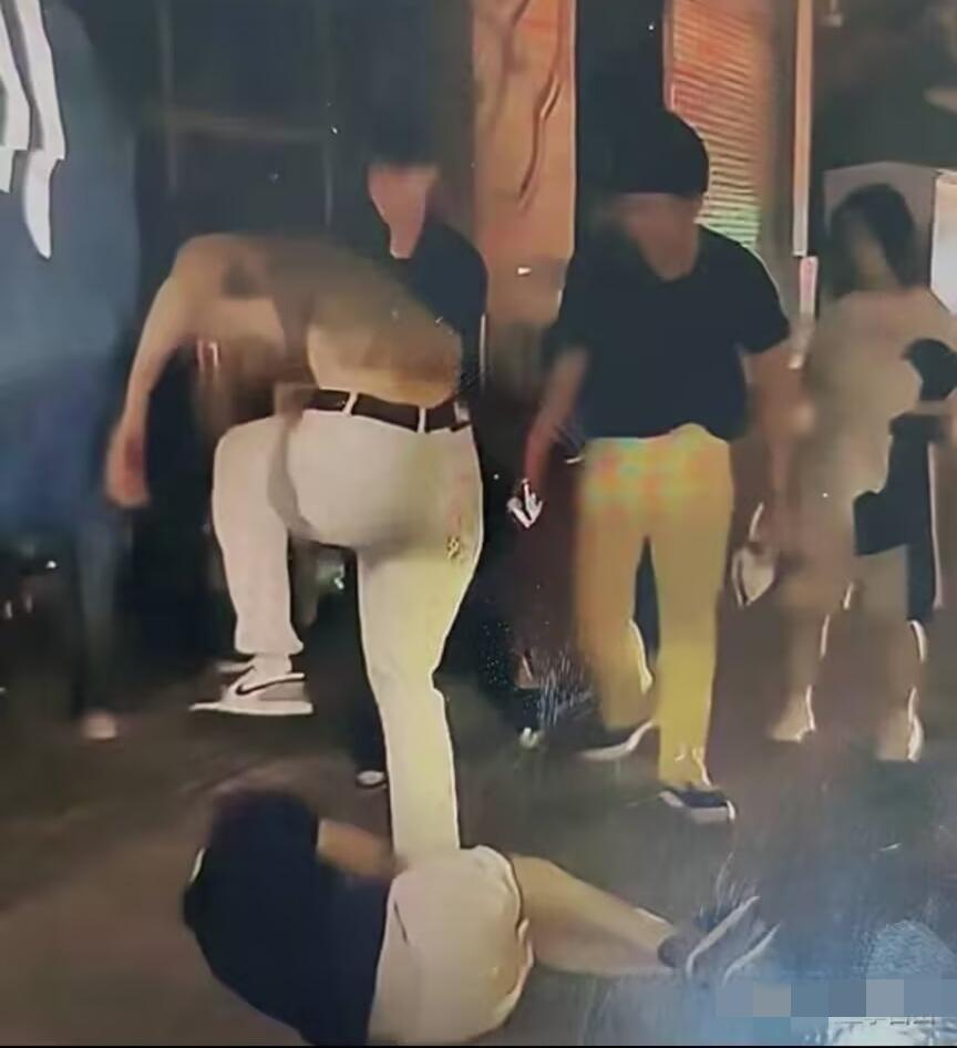 徐州，6月9日晚上，一对哈萨克斯坦留学生情侣，在苏宁广场奶茶店插队，被女路人劝阻