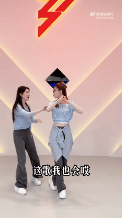 徐洁儿一句话跳了四遍徐洁儿越跳越有劲儿多次重复动作练习，徐洁儿不仅没有倦怠感，反