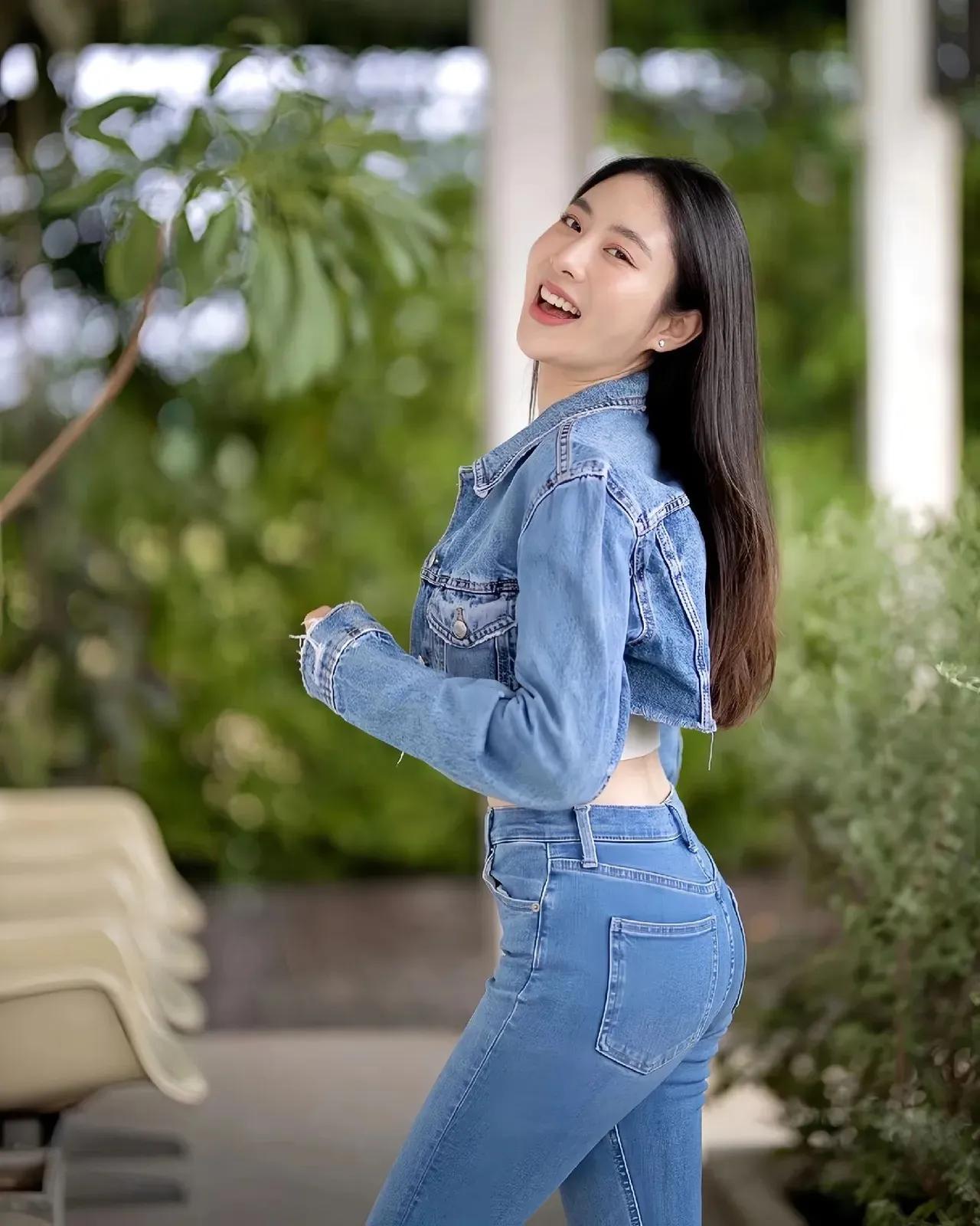 美丽的牛仔裤女孩，一身牛仔装，太煞了！