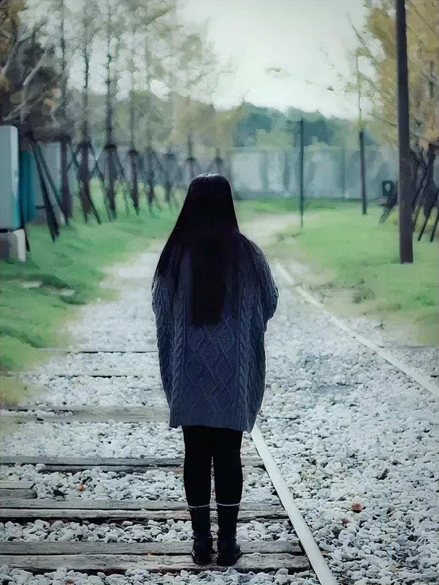 一个姐妹跟我说，她老公出轨了。
可是她既没有抓到现行，
也没有任何实质的证据。