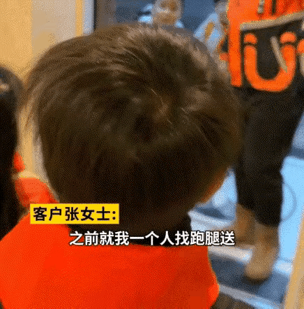 郑州寒潮过后，一位宝妈因天气冷起不来，每天花50元找跑腿小哥接送孩子上学。小哥做