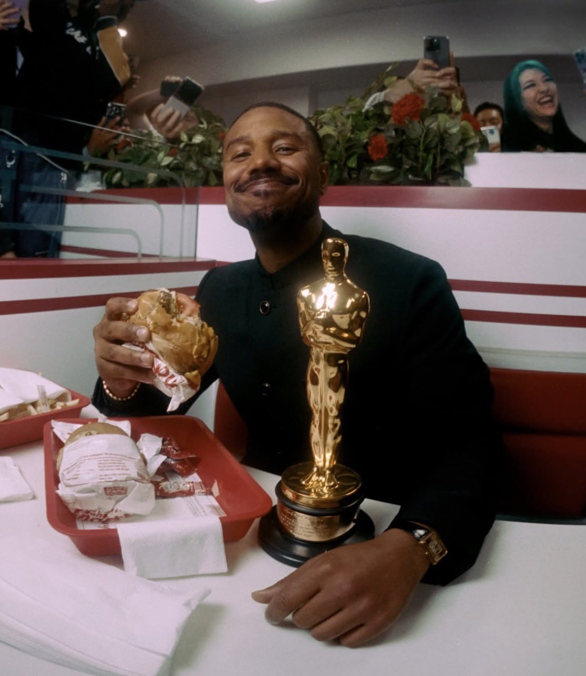 迈克尔·B·乔丹奥斯卡 颁奖礼后！美美拿奖，爽吃汉堡🉑 