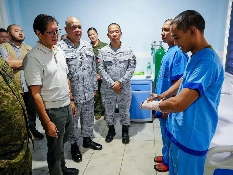 整这死出……7月23日，菲律宾总统小马科斯给2名在仁爱礁海域“挨揍”的菲律宾海军