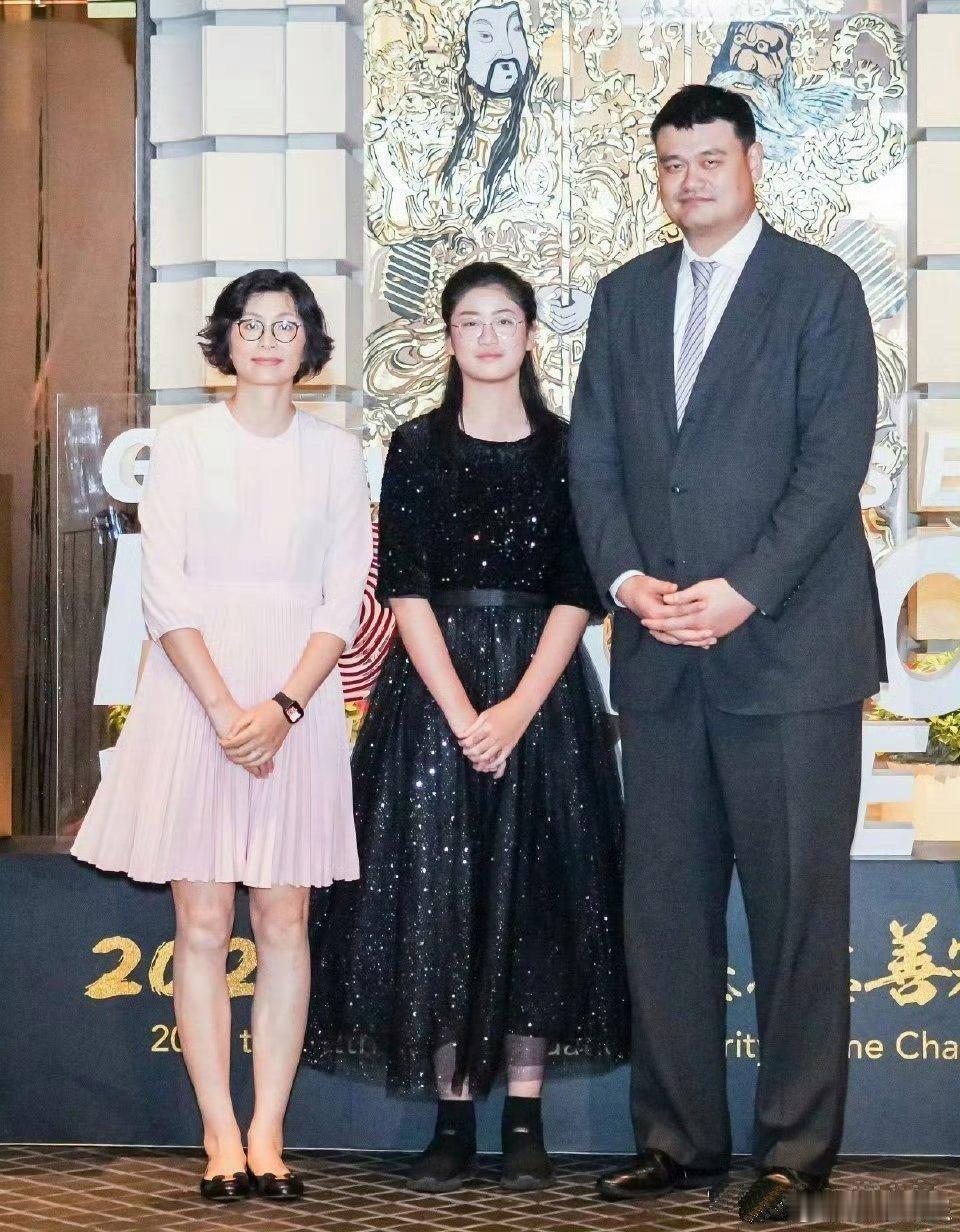 姚明一家三口亮相，14岁的姚沁蕾身高已超1米9，比妈妈叶莉还高呢 ​​​