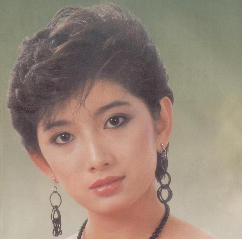 1975年，12岁的刘玉璞正在洗澡，醉醺醺地父亲发疯般地踹开门，冲进浴室里，死死