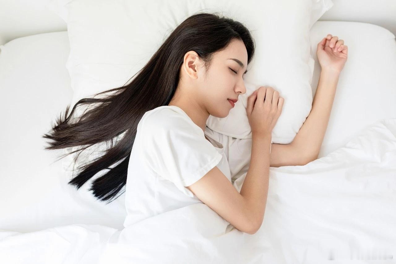 侧睡的危害某位兜姓专家提到过 侧睡更容易入睡能有效缓解年轻人精神压力大失眠情况[