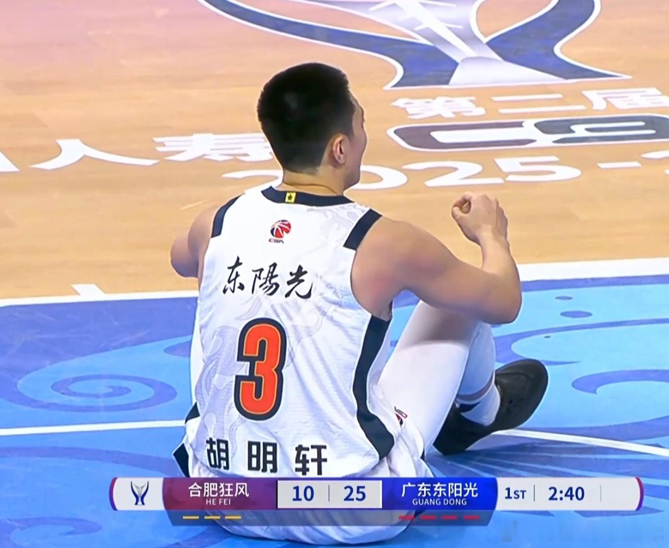 第一节打完，广东宏远男篮28比16暂时领先合肥狂风！胡明轩也上场了，摔了一跤，还