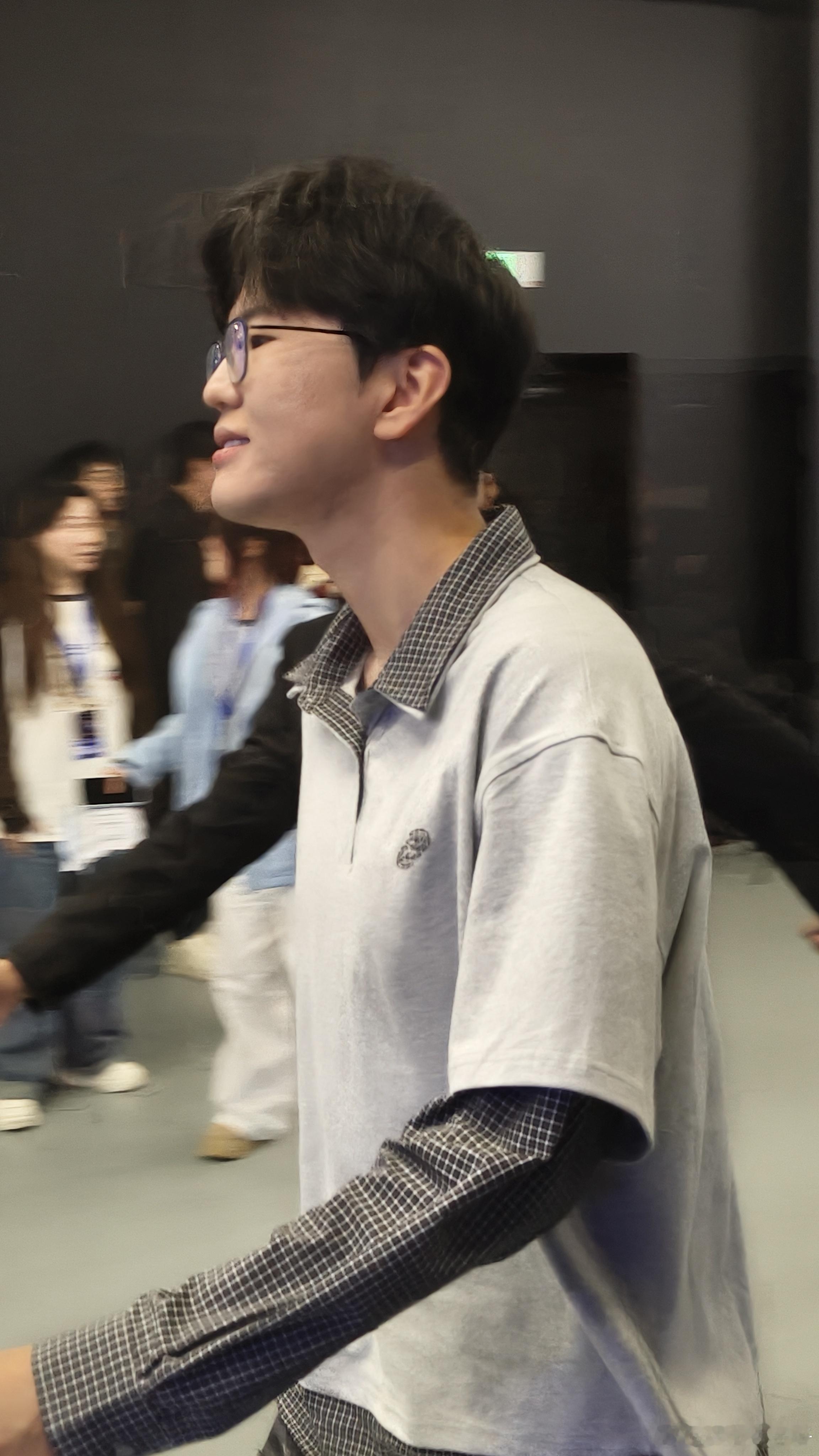 今天是联盟嘉年华表演赛，Jiejie在人群里巨高，贼好认。Doinb只拍了个侧脸