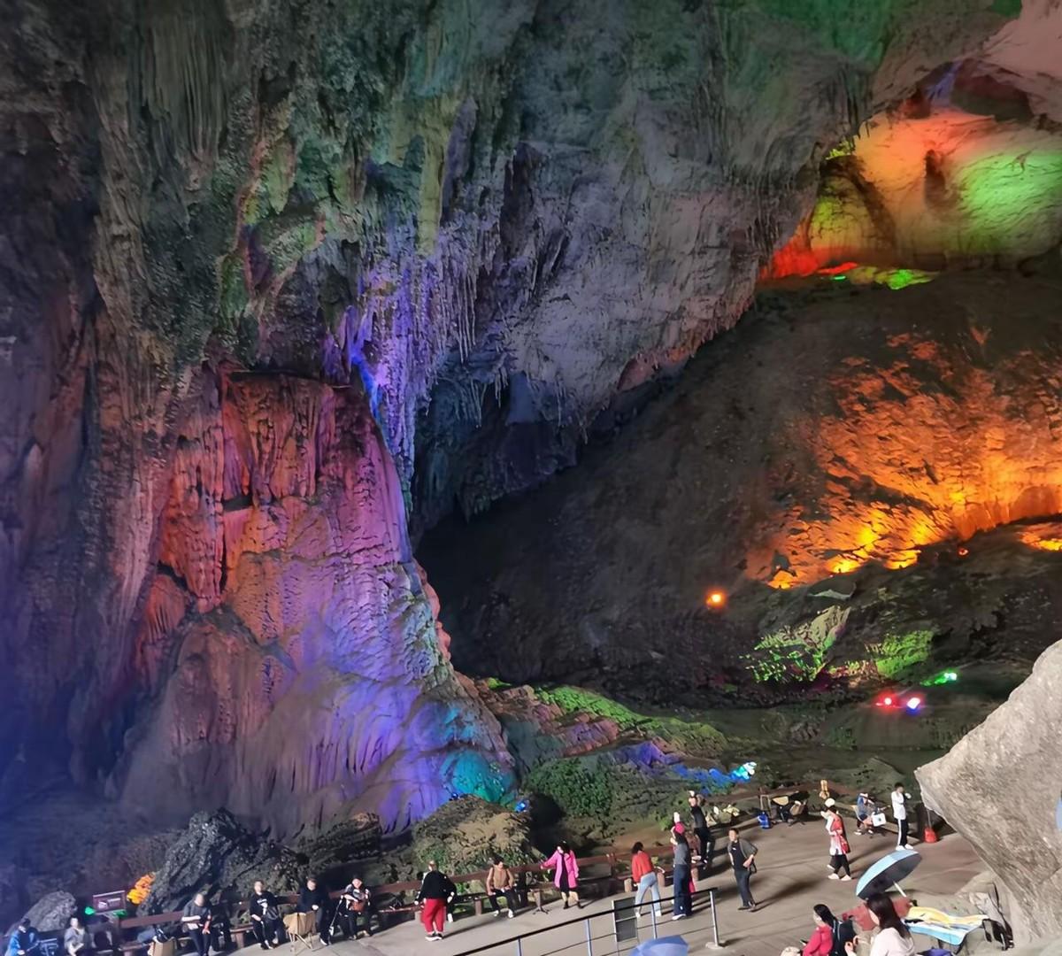 刷到个帖子，说有个老哥查出重病后，直接买了张去广西巴马的月票，每天钻进百魔洞躺平