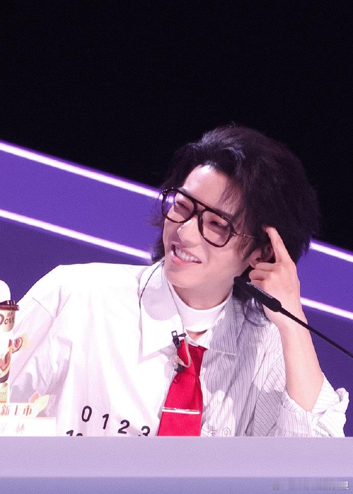 华晨宇直拍机位华晨宇的直拍机位太权威啦，镜头里的他认真负责，帅得没边儿！声鸣远扬