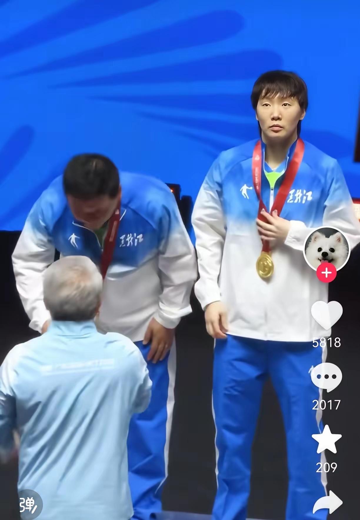 王曼昱夺冠领奖时的无奈眼神，看得人心里堵得慌！明明凭实力拿下女单金牌，台下却满是