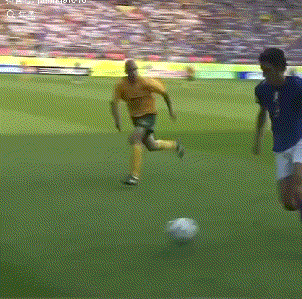 前央视名嘴黄健翔的这段46.1秒的激情解说已经过去20年了。其实前46秒的呐喊都