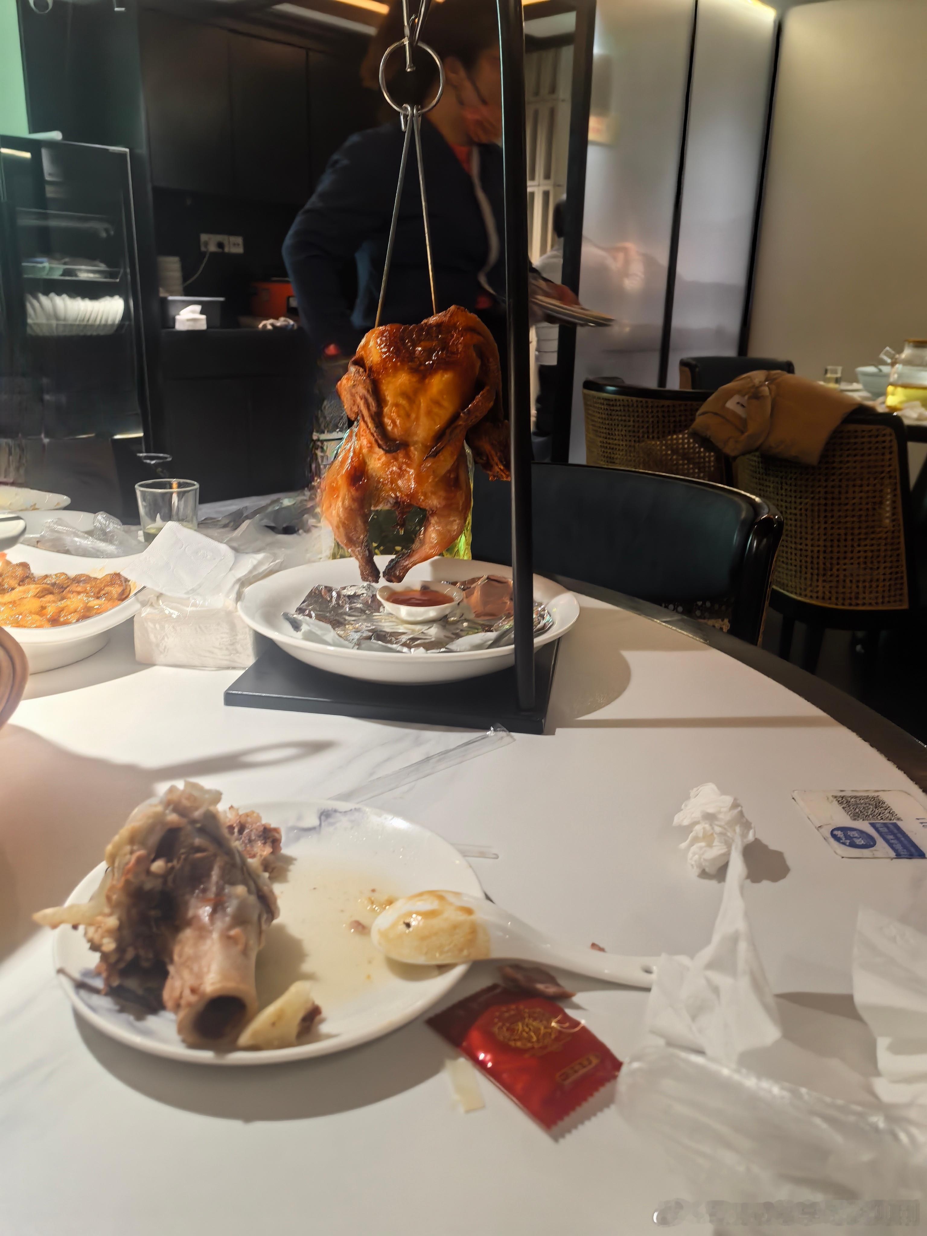 都见过片烤鸭的，你见过片烤鸡的吗，在南长街小峰饭店脆皮鸡 