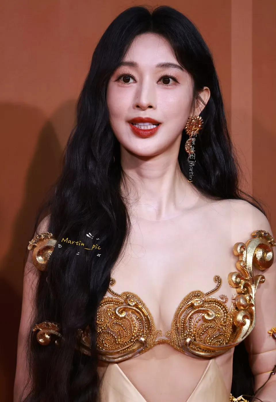 心疼，
这手臂一定很痛吧？
张俪这一身非常敞亮，黄金圣斗士文胸非常具有艺术性，就