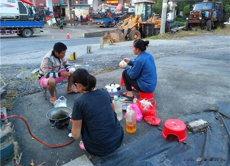 不管你信不信，2026年将出现这五大现象！
​1，钱会越来越难挣。
2，失业人员