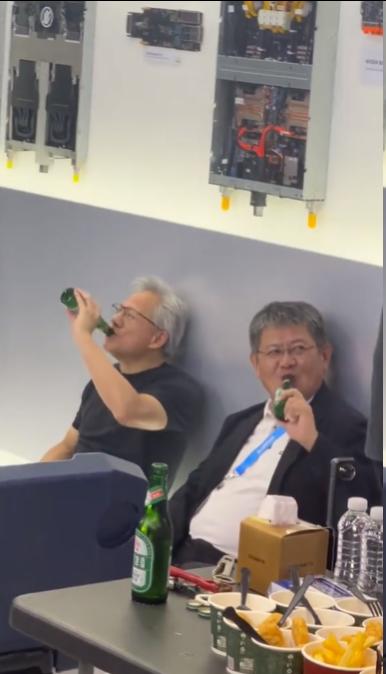黄仁勋与技嘉老总席地而坐喝啤酒！

6月3日，在中国台北国际电脑展期间，英伟达创