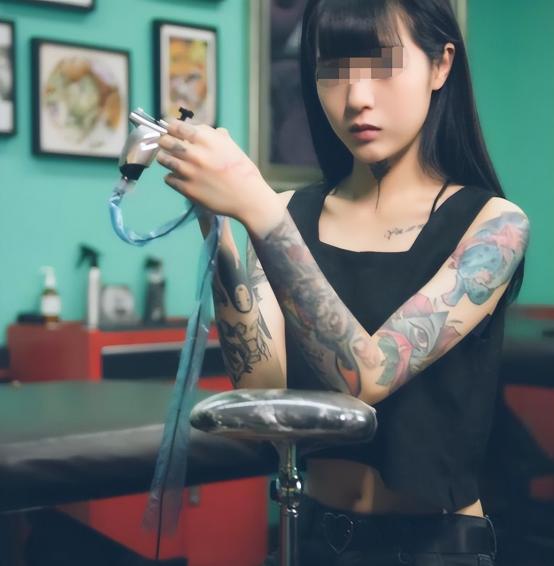 15岁女孩带着录取书去报到，

因纹身被拒，

学校这样做真的合适吗？

那天她