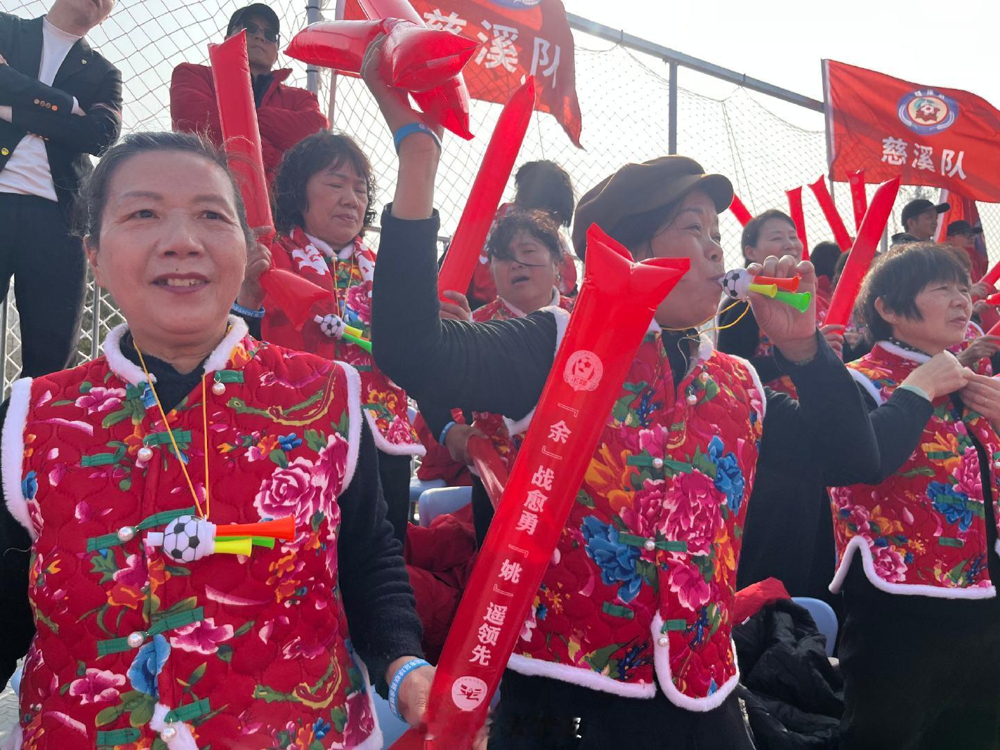 宁波绿茵场上的花棉袄拉拉队点燃赛场激情 近日，2026宁波城市足球联赛小组赛第三