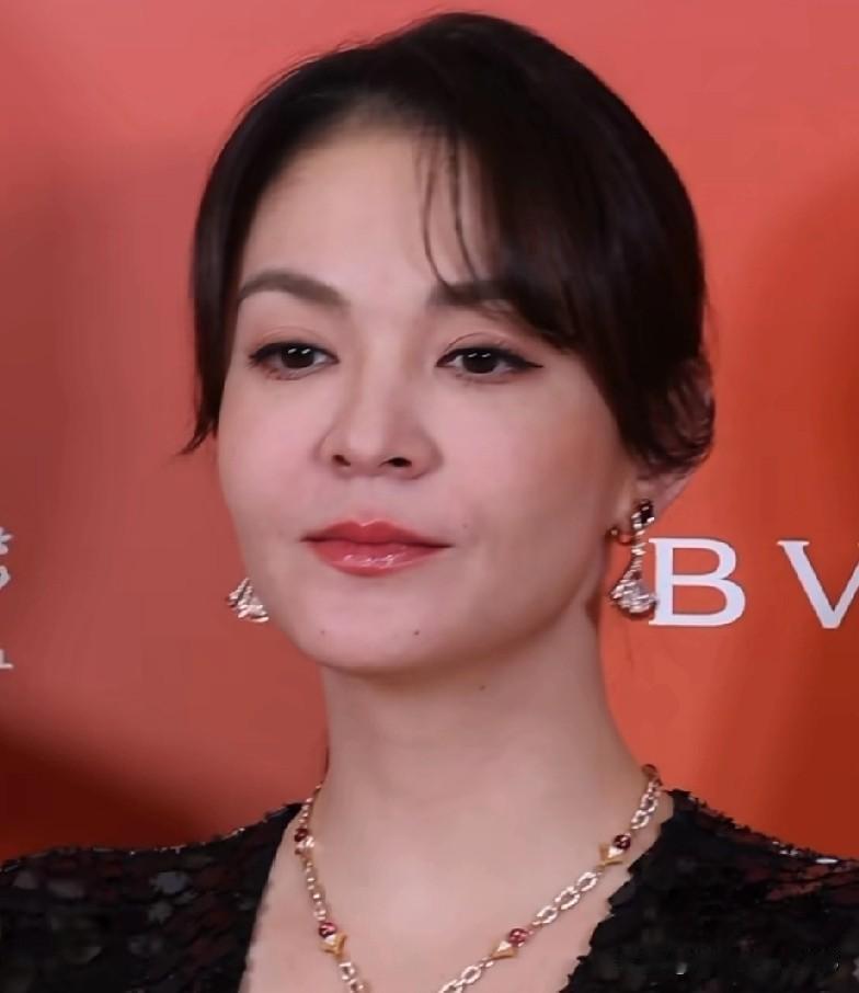 说实在的，张榕容的混血长相着实很有辨识度。当年杨贵妃造型一亮相，不知让多少人眼前