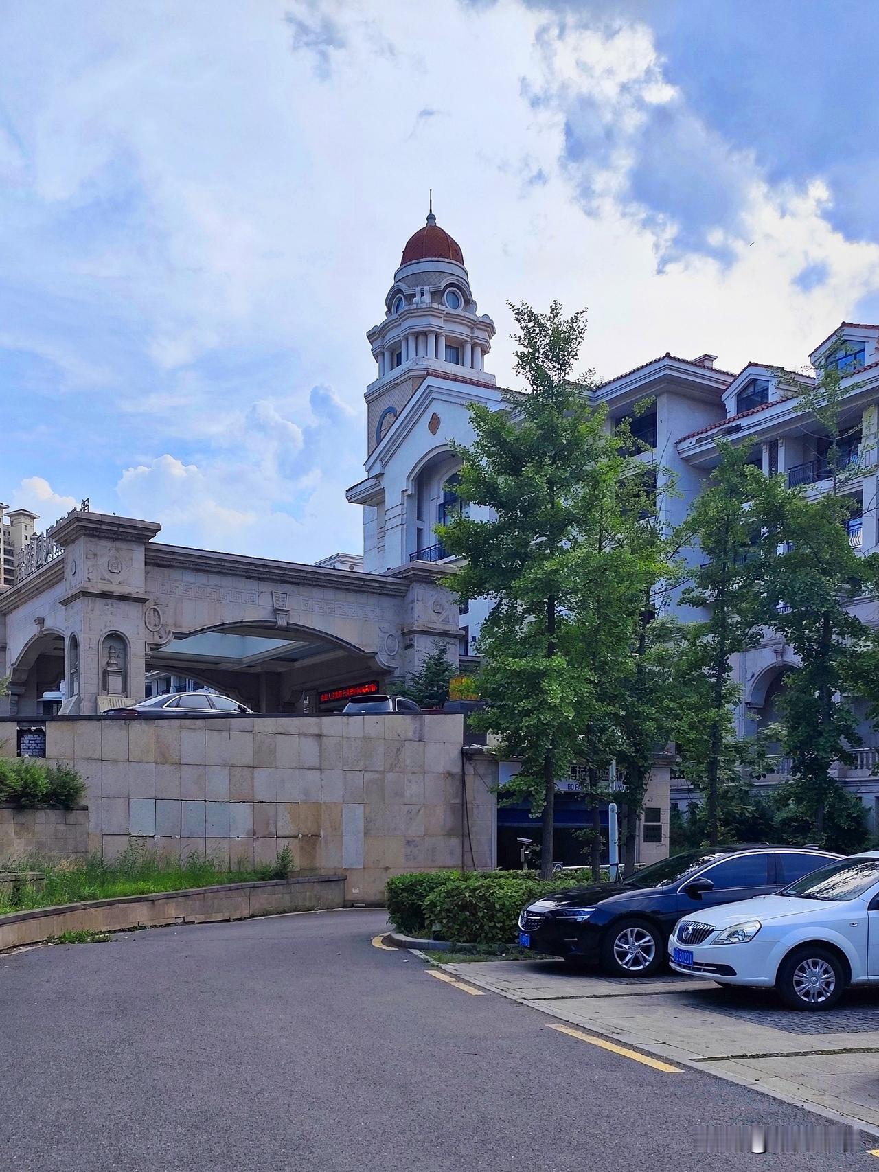 沈阳市于洪新城的夏季街景。
于洪新城位于浑河北岸，沿河有滨水公园。区域内南北向主