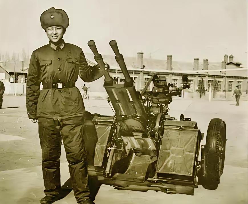 有没有当过兵的老前辈？看到这张老照片挺好奇的！谁能帮解答下，这位士兵身旁的是什么