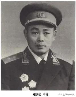 1949年汉口看戏，开国中将偶遇挑夫，对方小声嘀咕：这不是我哥吗？
 
1949
