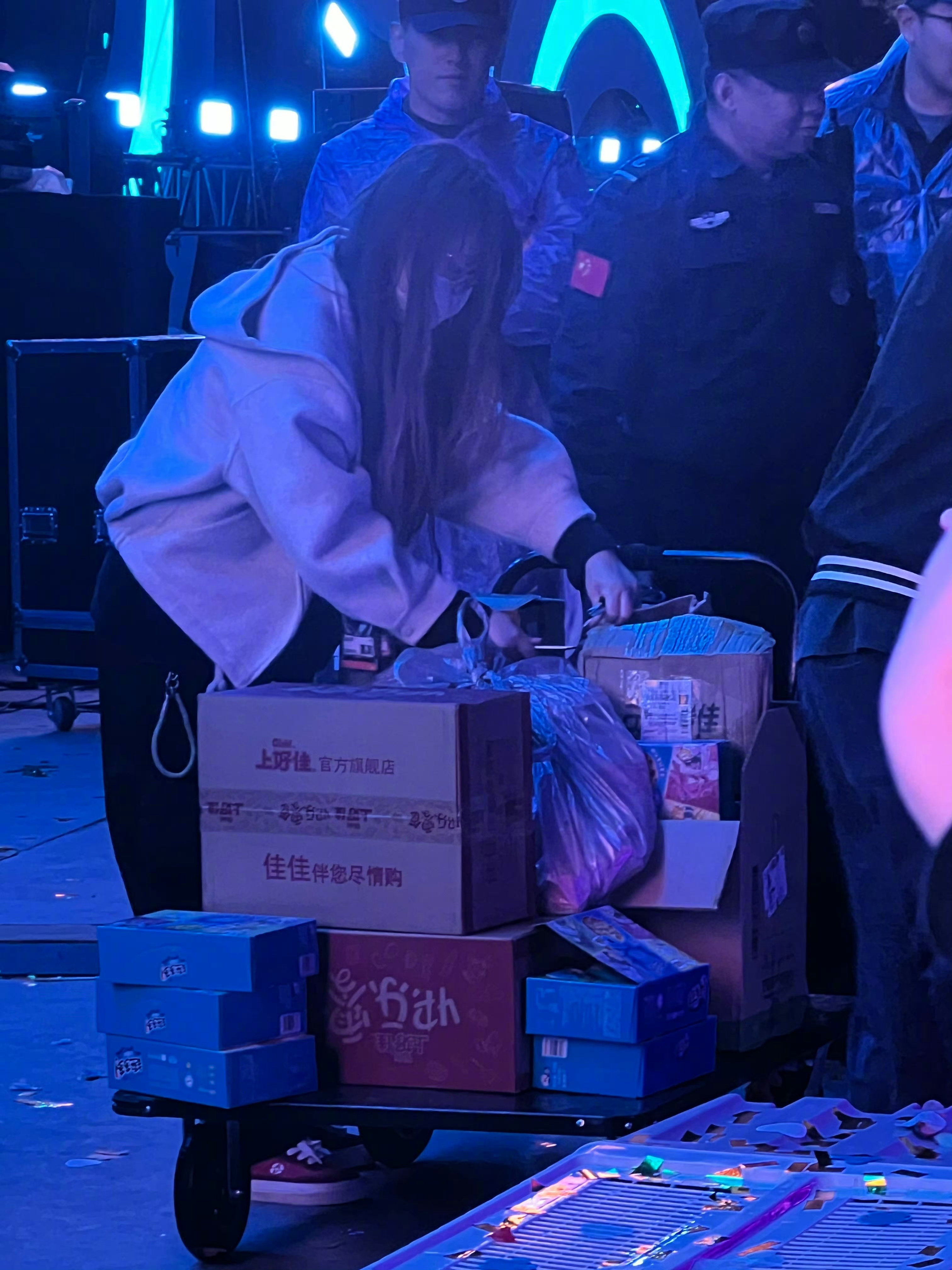 尤长靖为深夜等候粉丝准备御寒物资等候虽晚，温暖不晚，尤长靖为粉丝准备暖宝宝、零食