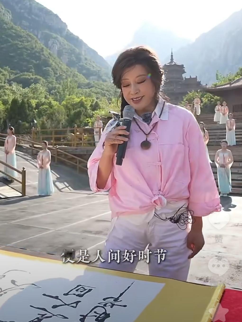 刘晓庆真是个话题人物。75岁还跨龄演戏，和小30岁男演员拍吻戏，这争议瞬间引爆全