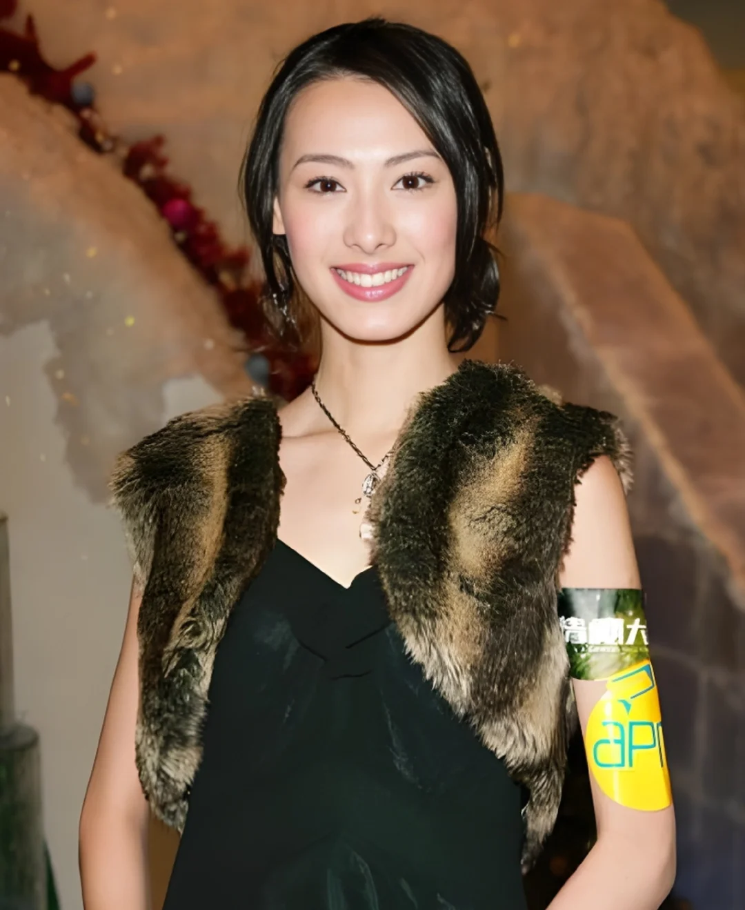 香港女星未婚为富商“白生”仨娃