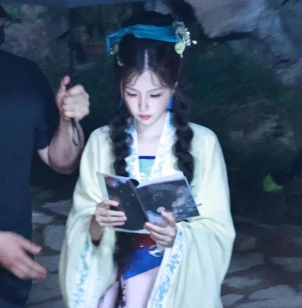 虞书欣这个小脸美的呀… 