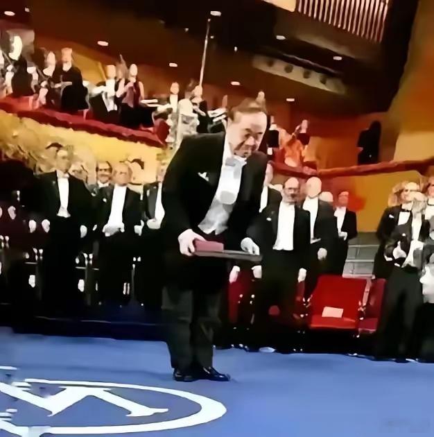 莫言之女管笑笑，被评论员唐小林质疑论文造假。唐小林直指其博士论文《莫言小说文体研