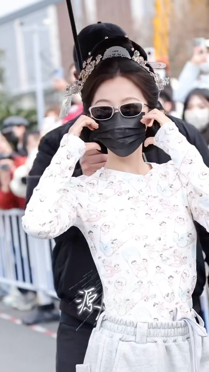 脸颊比心和大大的爱心🫶🏻 