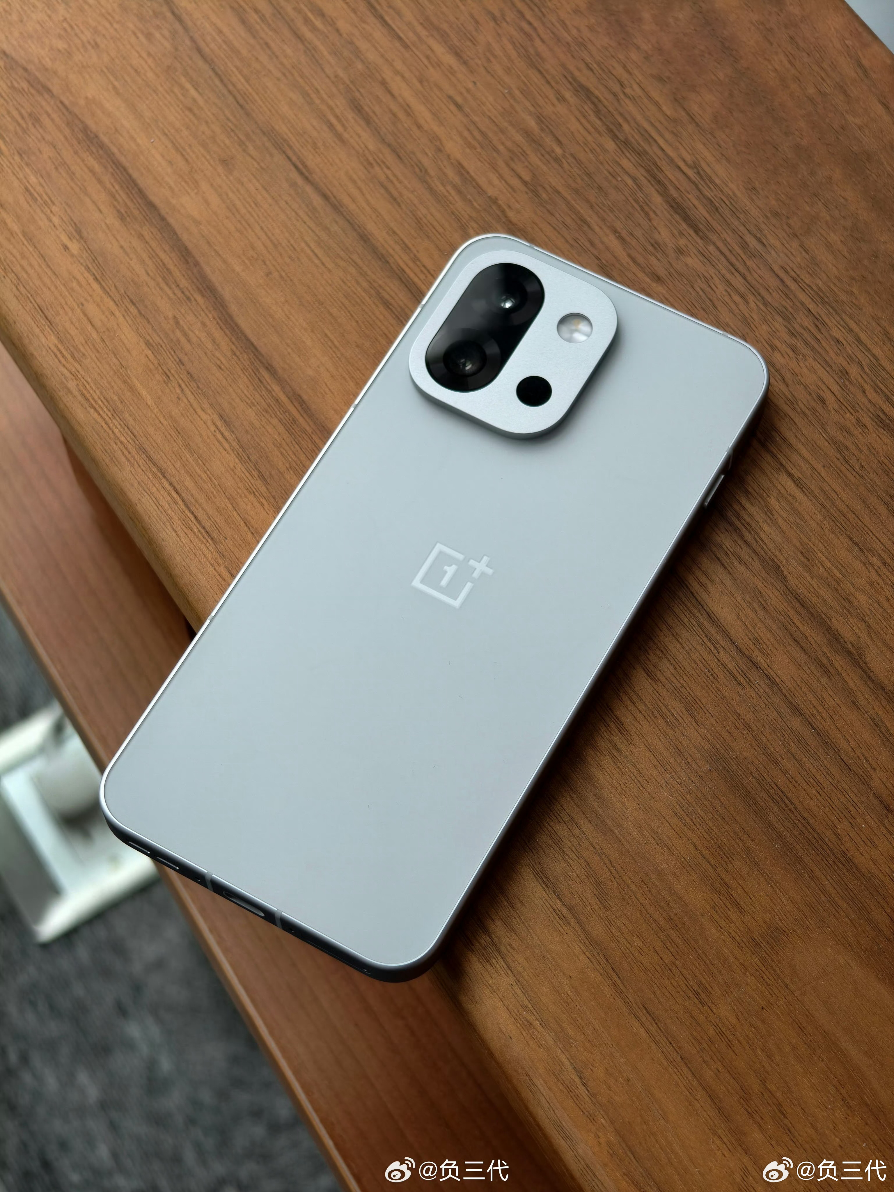 李总在线辟谣了，一加15T不长这样。一加13T那么好看的设计不延续实在是太可惜了