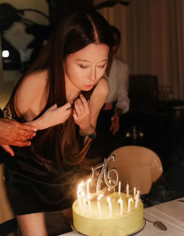比赵雅芝更狠的女人，76岁的王薇薇嫩如少女，皮肤和身材都没有半点老人的样子，00