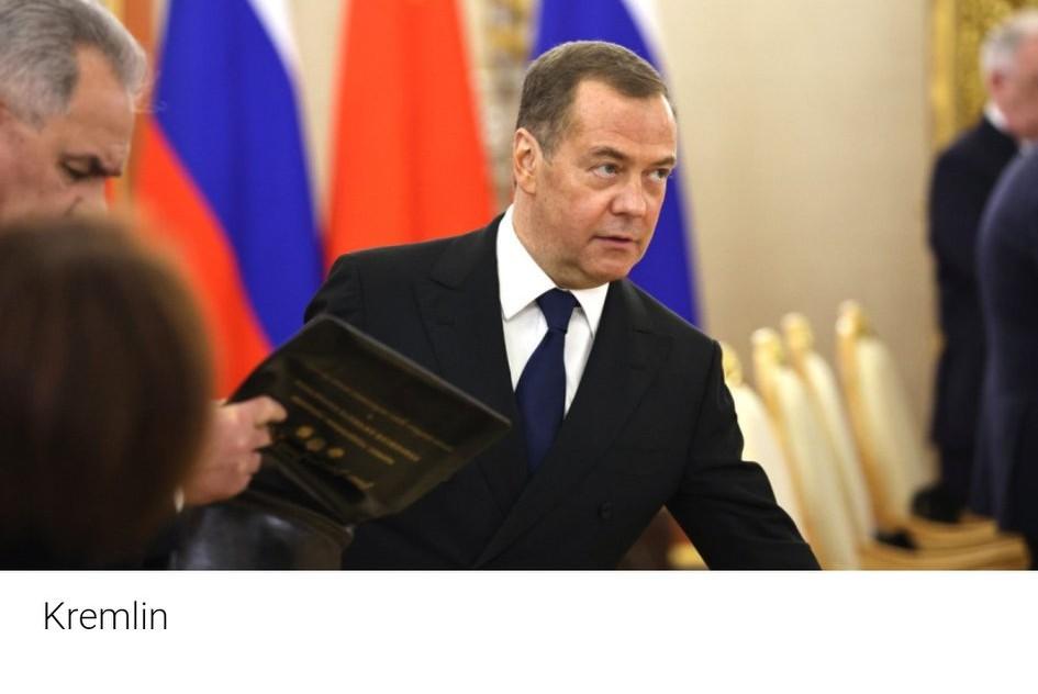 [彩虹]梅德韦杰夫痛斥泽连斯基：必终生躲藏 斥其蓄意破坏和谈
 
俄联邦安全会议