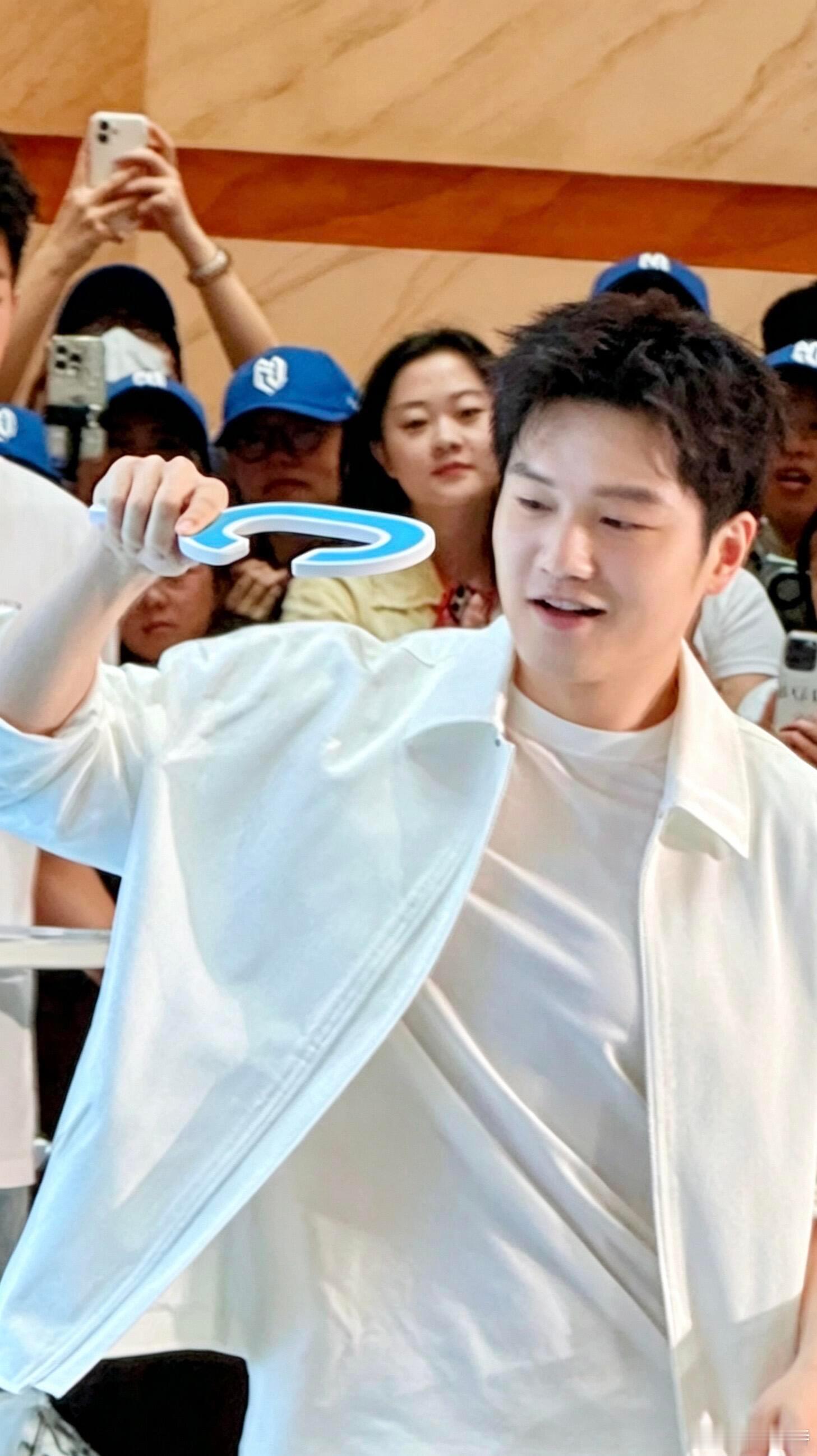 这个白马王子•樊振东也太可爱啦！樊振东上海活动 