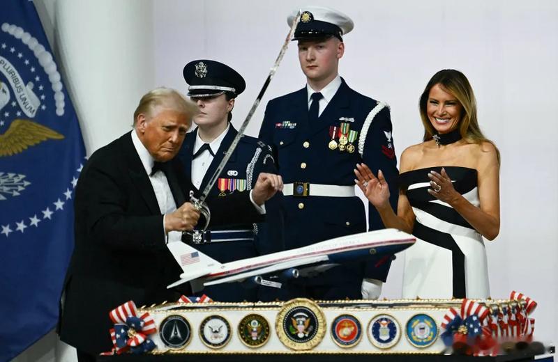 不再是“肯尼迪蓝”！特朗普拍板“空军一号”新涂装 红白蓝金打破60年传统海外新鲜