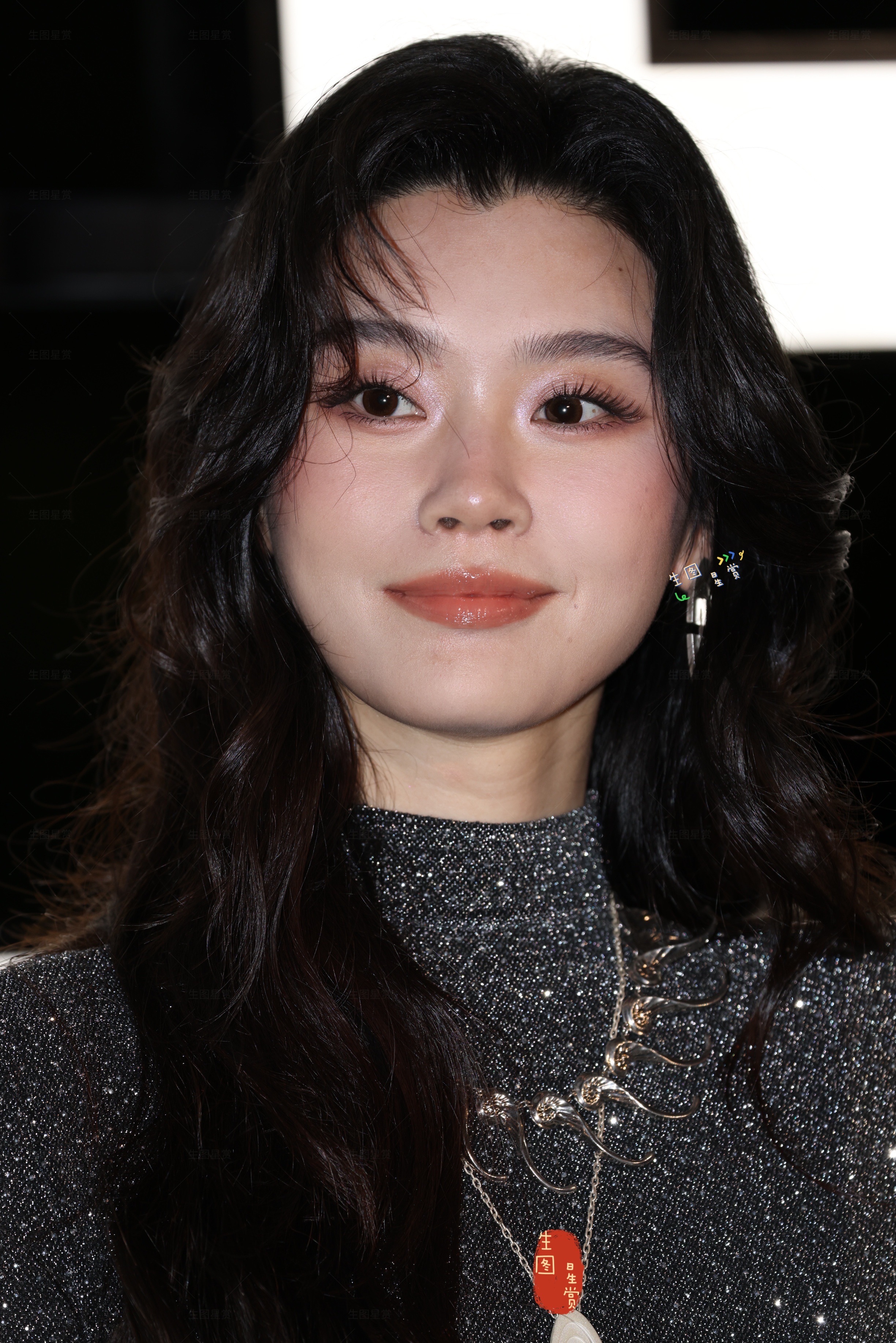 奚梦瑶亮相上海品牌大秀富贵气质满满🌟 