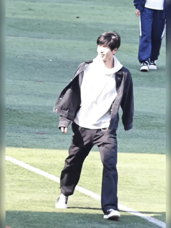#樱桃琥珀# 蒋峤西对谁笑呢[笑而不语] ​​​