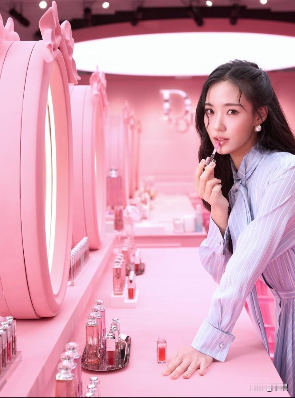 小S女儿Lily迪奥彩妆形象大使好牛

非常励志，才华与美貌集一身的二女儿，小S