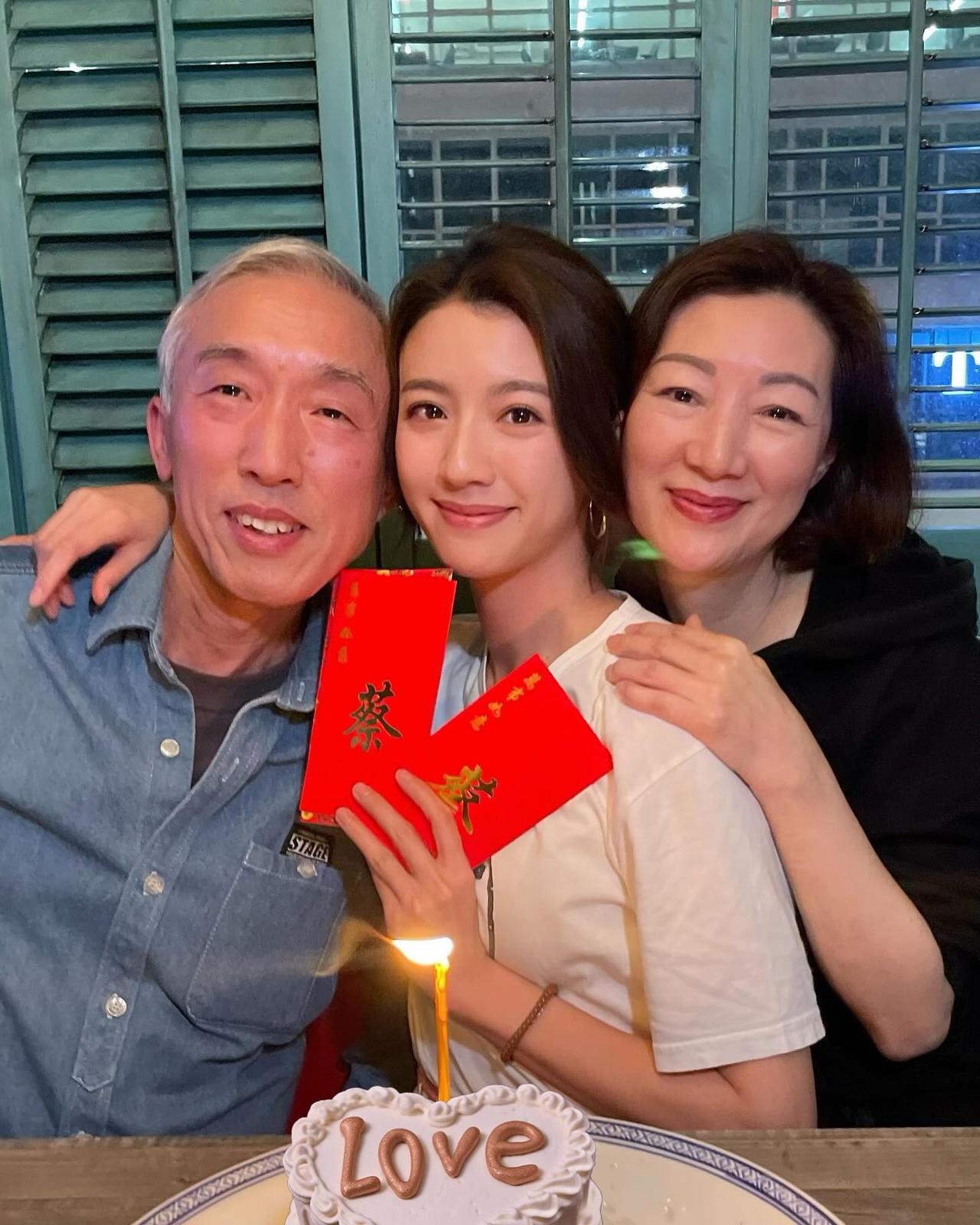 香港TVB著名女星蔡思贝和父母庆祝生日，她目前是TVB当红花旦，颜值也是数一数二
