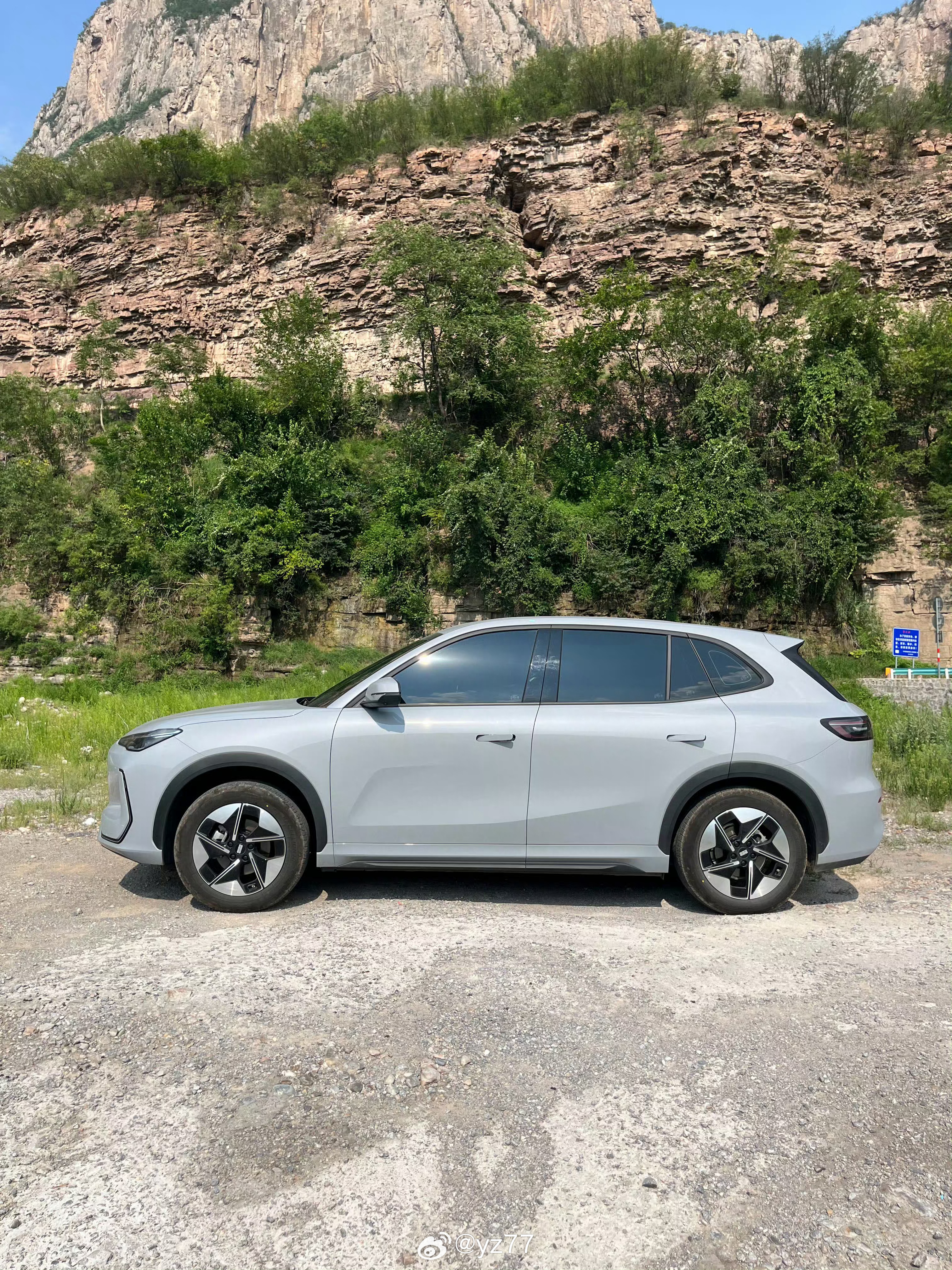 时隔几个月又开了下银河E5，底盘是一如既往的垃圾，但是我很惊讶地发现，之前我关注