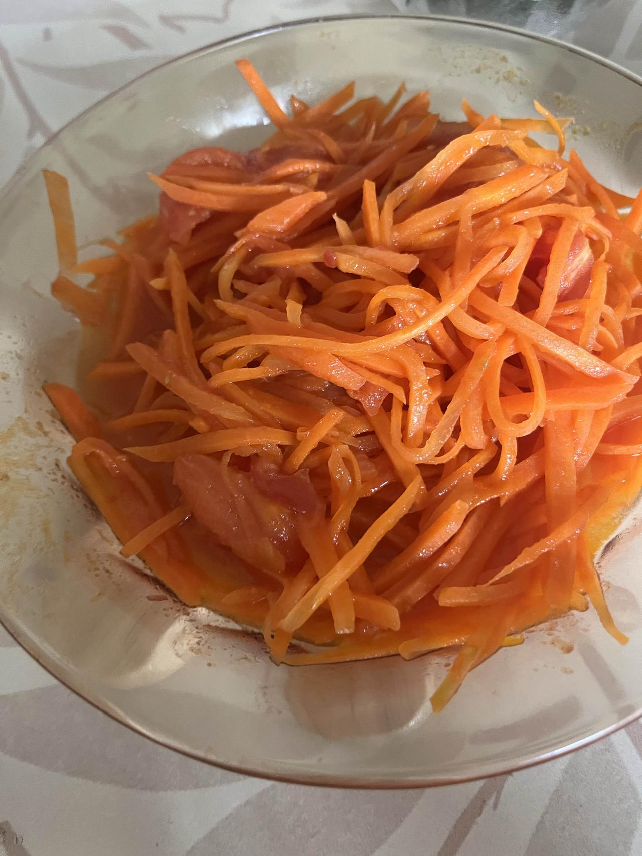 早餐；西红柿炒红萝卜

主食；花卷，𤉋北爪

汤；小米奇亚籽粥

饭后一个西红