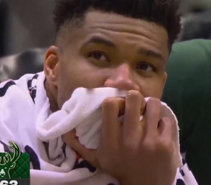 今日NBA常规赛，雄鹿对阵掘金。比赛第三节中，雄鹿大比分落后，字母哥在场下观战队