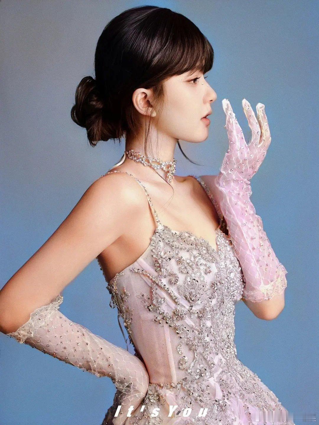 感觉赵露思这张鼻子就没有那么挺啊 ​​​