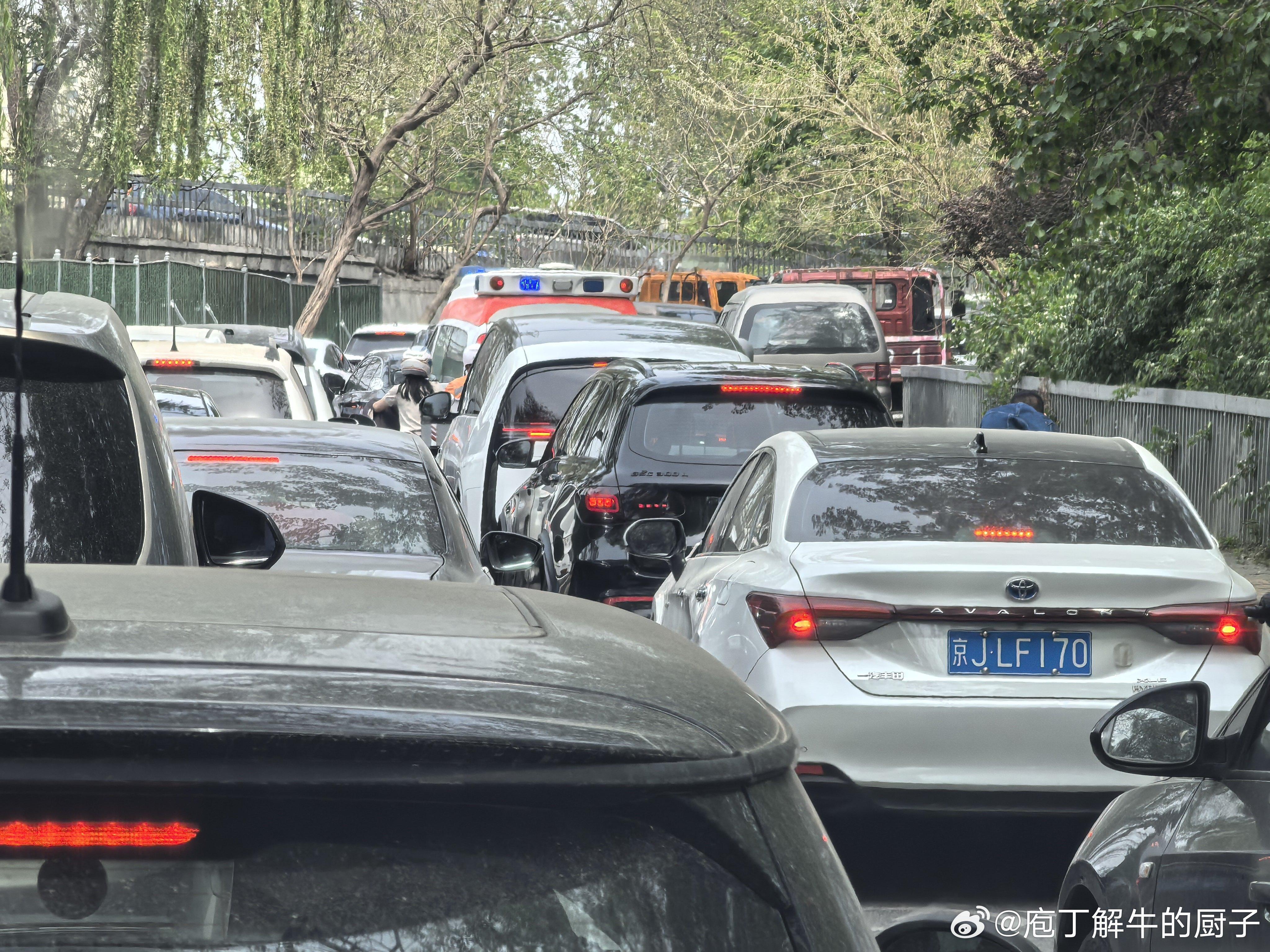 堵车可以不要堵生命通道啊，堵车时候走非机动车道，让救护车无路可走。北四环辅路