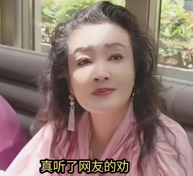 68岁兰姐彻底活通透了！
从湾湾回京直接静音直播，再不提儿子小菲、马筱梅的家长里