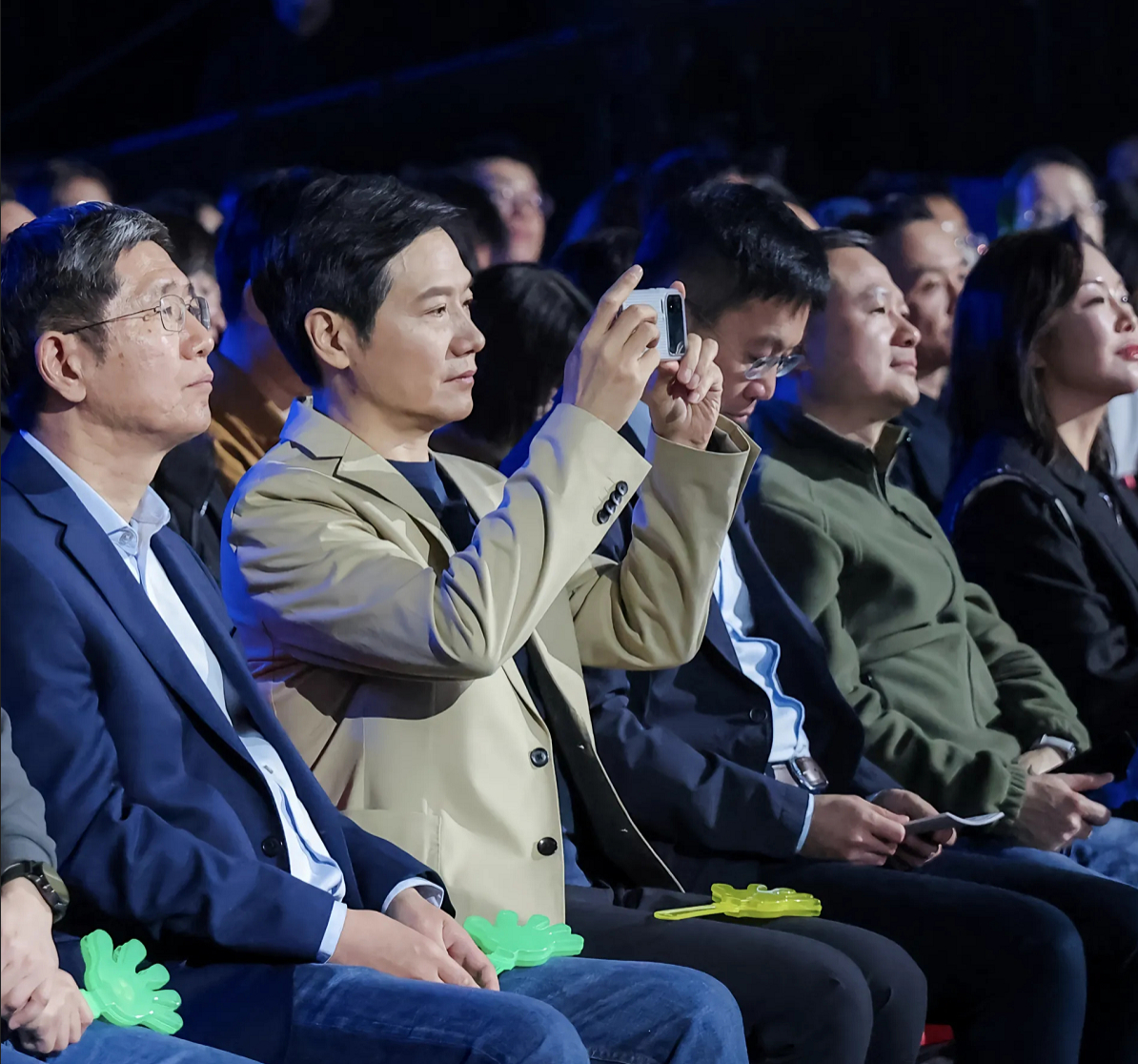 这热搜我就想问问：一边是雷总在发布会上喊“未来两年手机越来越贵，要换现在换”，一