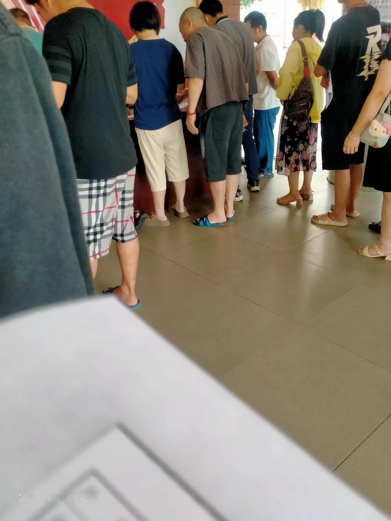 今天，幼儿园升小学的开始预报名了，小儿子终于从幼儿园升上小学，说句实话，现在幼儿